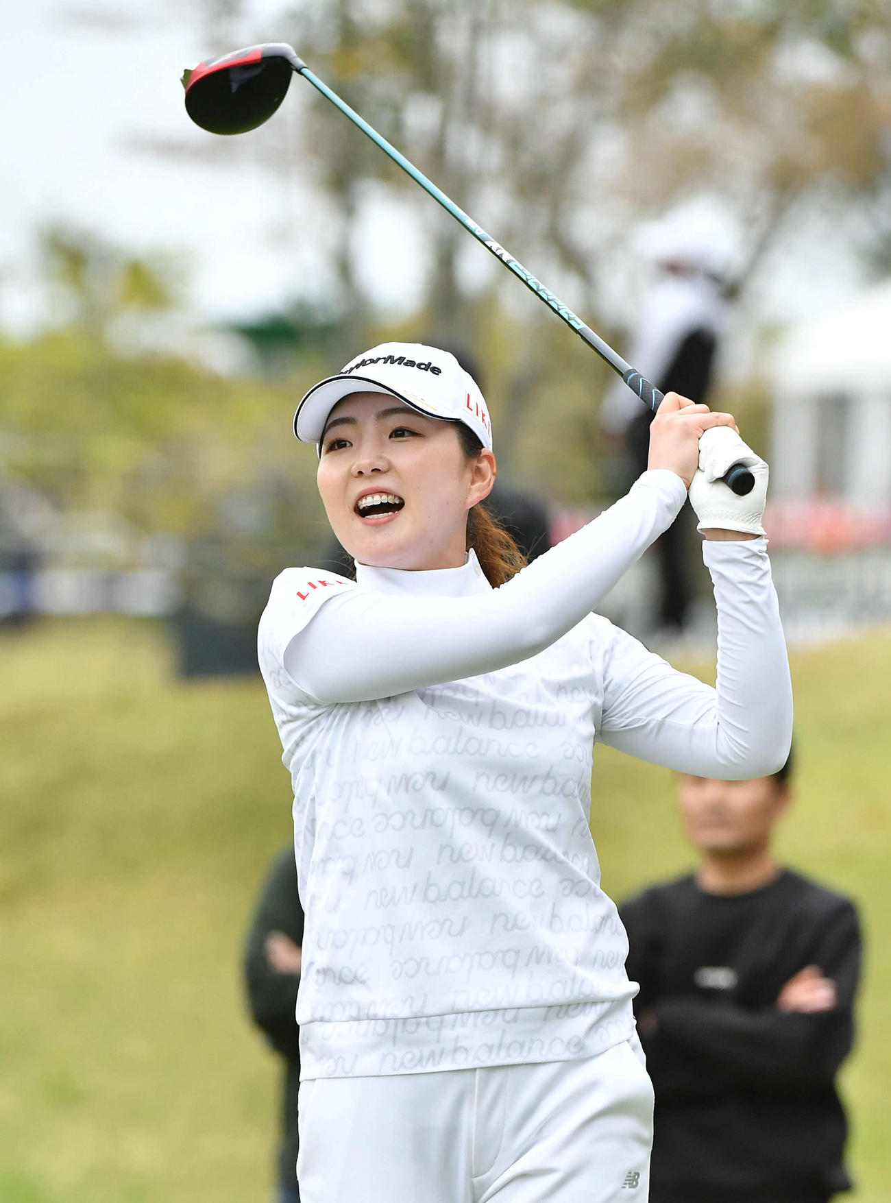 17番、ティーショットを放ち笑顔で打球を見つめる山内日菜子（撮影・岩下翔太）