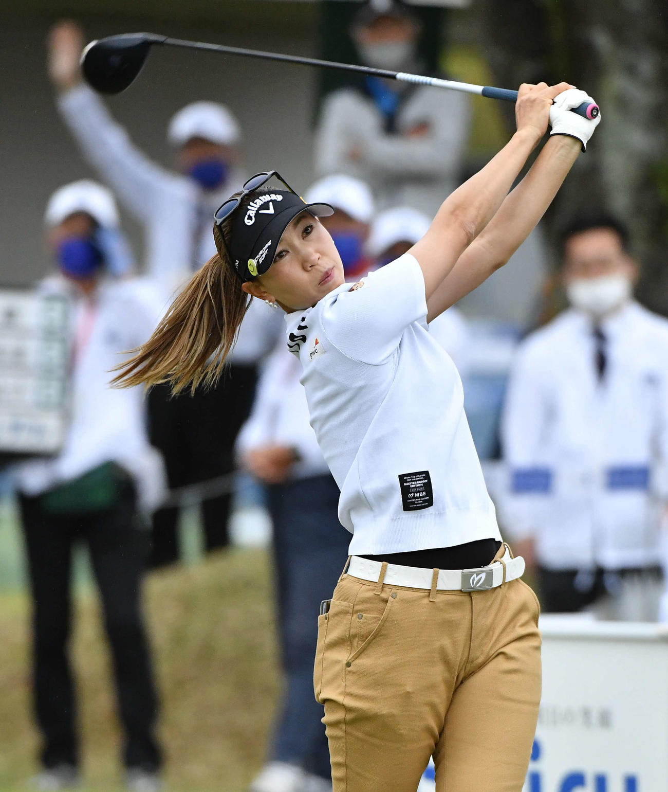 10番、ティーショットを放つ上田桃子（撮影・岩下翔太）
