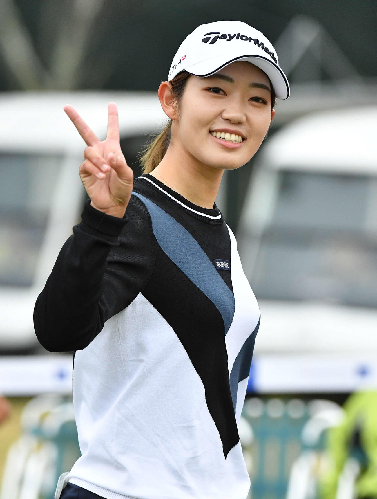10番、カメラに向かってピースサインを見せながら第2打へ向かう中西絵里奈（撮影・岩下翔太）
