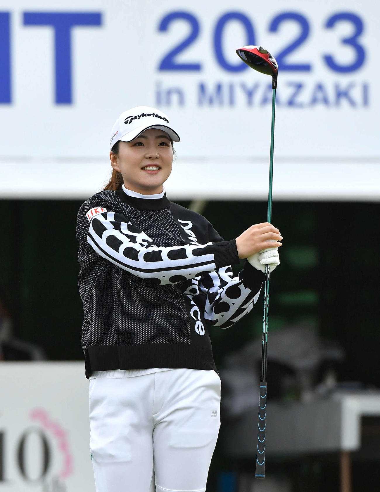 アクサレディス宮崎2日目　1番、ティーショットを放ち笑顔で打球を見つめる山内日菜子（撮影・岩下翔太）