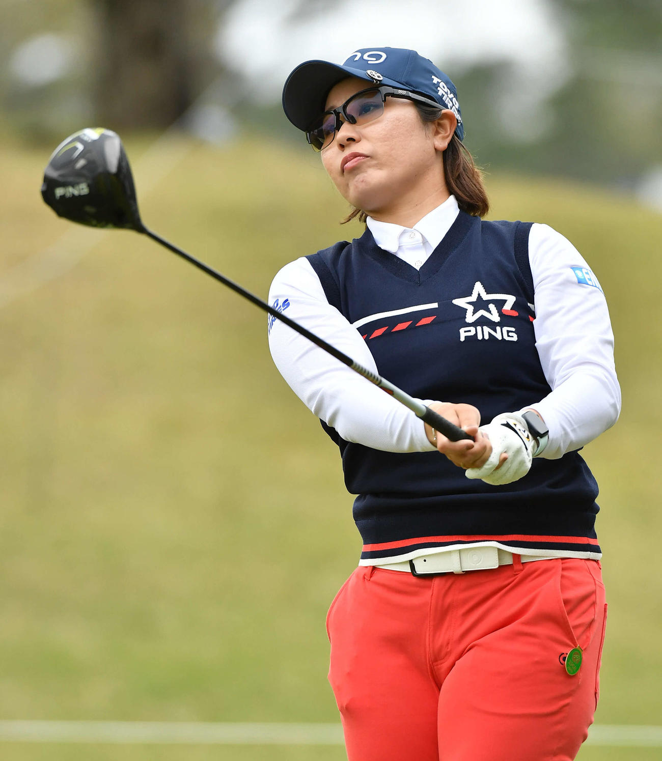17番、ティーショットを放つ比嘉真美子（撮影・岩下翔太）
