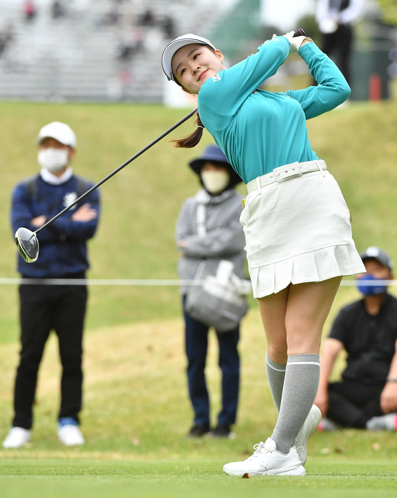 17番、ティーショットを放つ川崎春花（撮影・岩下翔太）