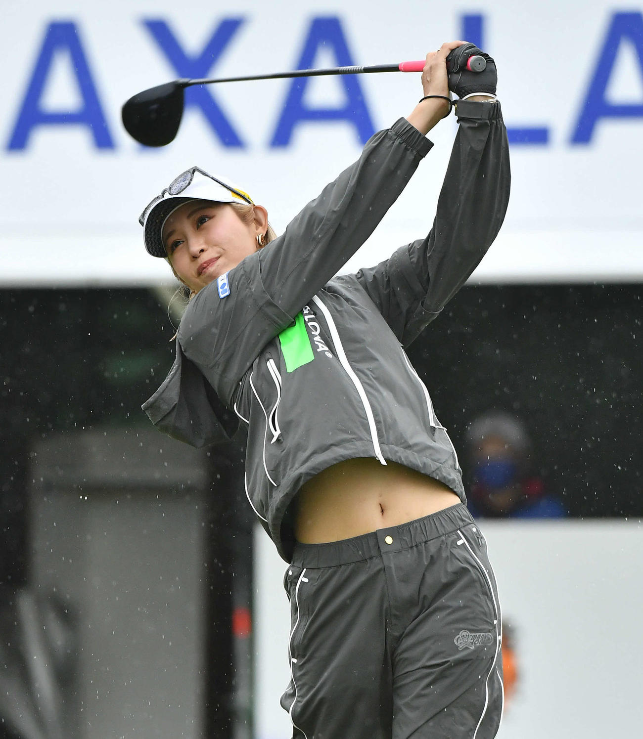 アクサレディス宮崎最終日　1番、ティーショットを放つ金田久美子（撮影・岩下翔太）