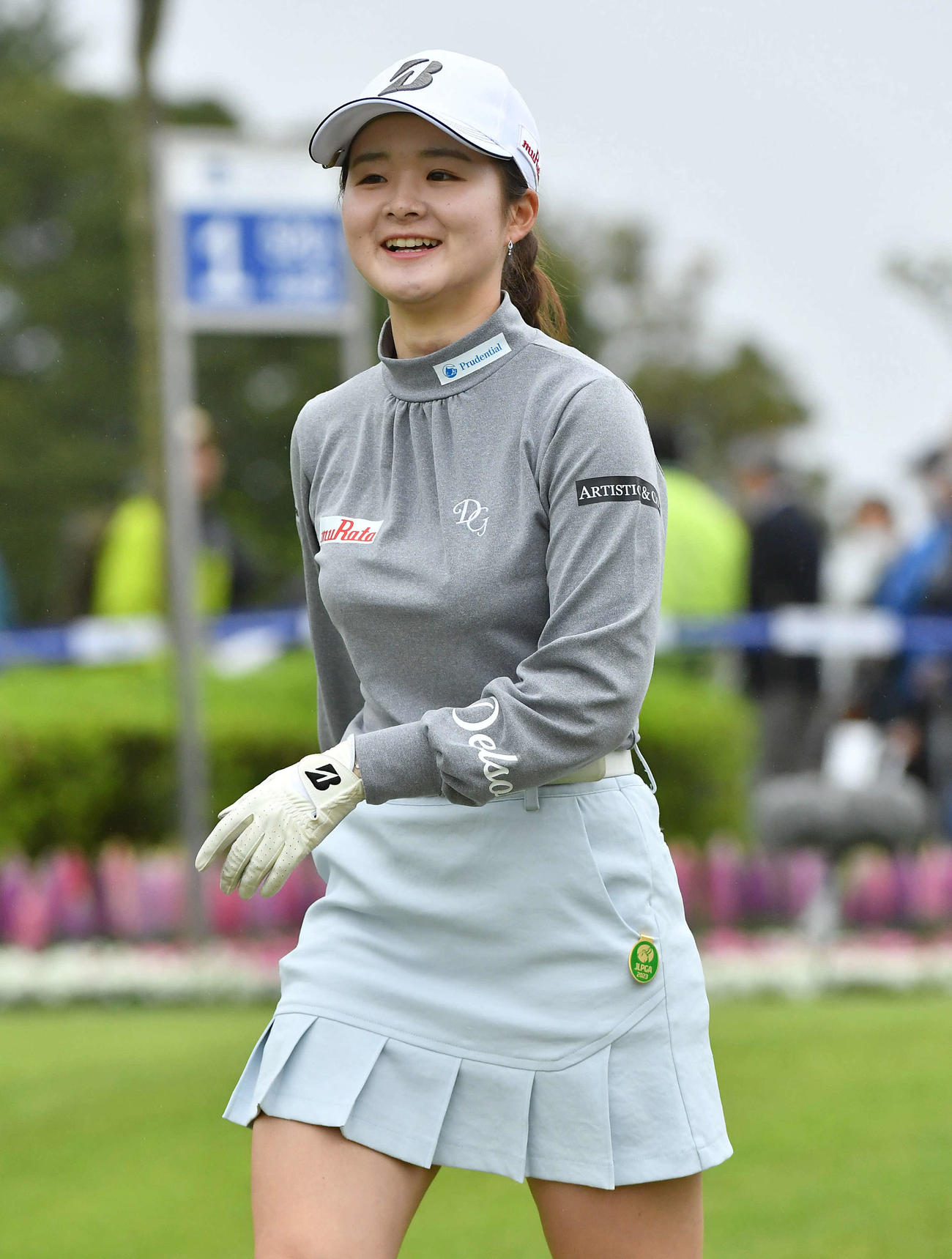 アクサレディス宮崎最終日　1番、笑顔で第2打へ向かう川崎春花（撮影・岩下翔太）