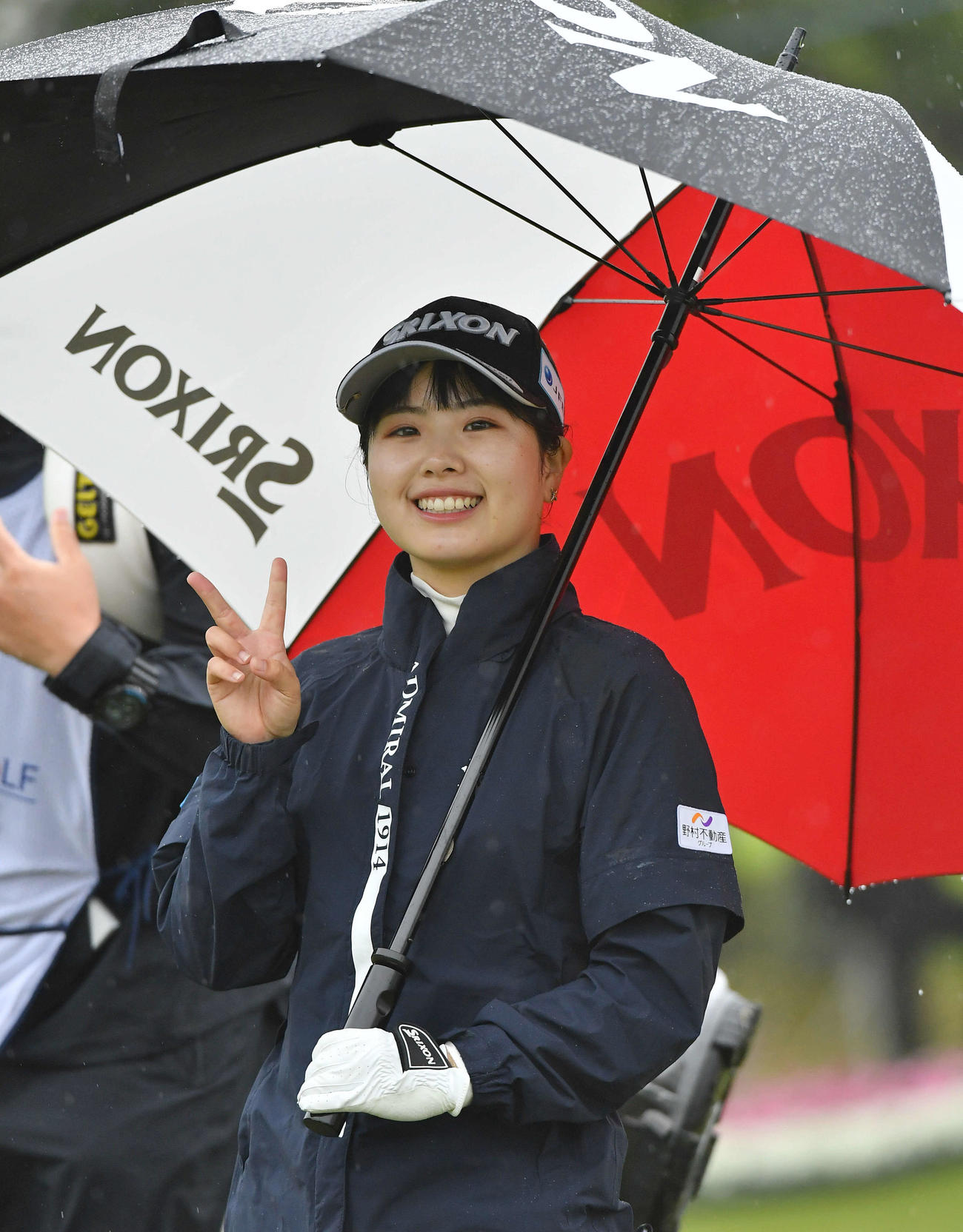 アクサレディス宮崎最終日　1番、カメラに向かって笑顔でピースサインを見せる尾関彩美悠（撮影・岩下翔太）