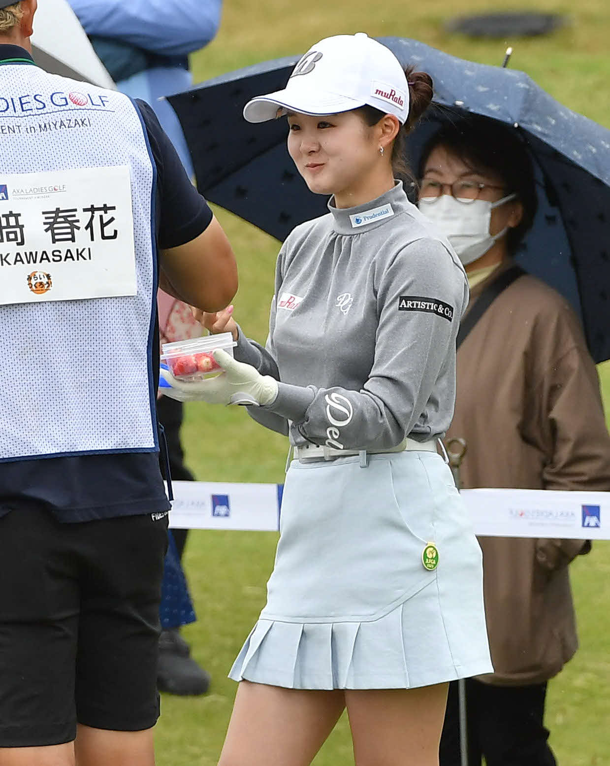 アクサレディス宮崎最終日　10番、いちごで栄養補給をする川崎春花（撮影・岩下翔太）