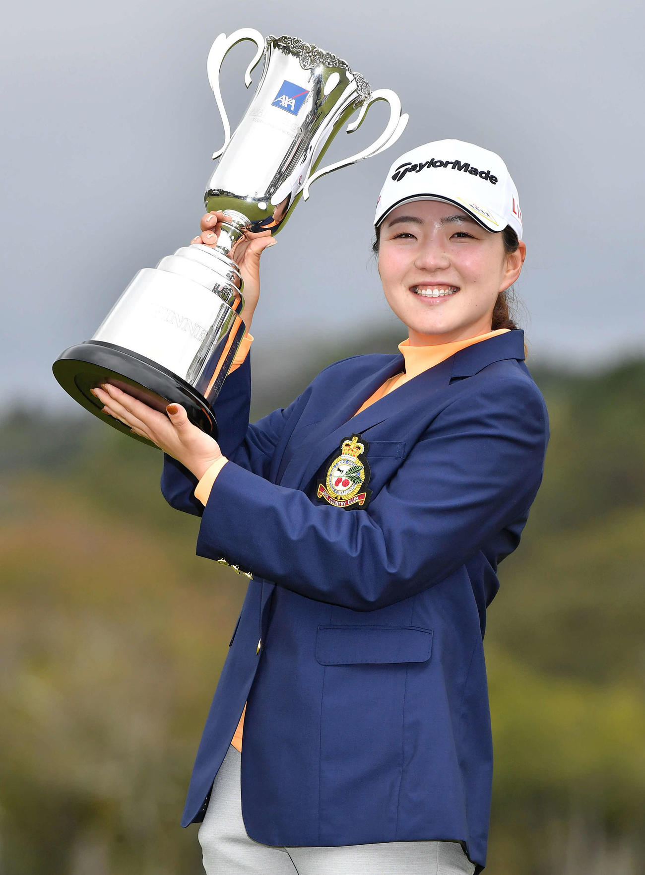 アクサレディス宮崎最終日　ツアー初優勝の山内日菜子は、優勝カップを手に笑顔で記念撮影する（撮影・岩下翔太）