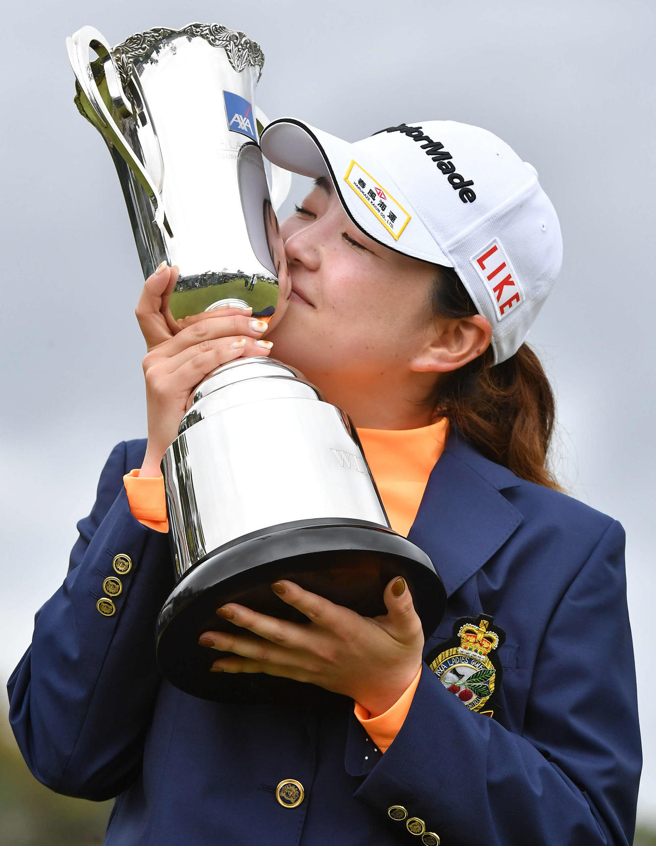 アクサレディス宮崎最終日　ツアー初優勝の山内日菜子は、優勝カップにキス（撮影・岩下翔太）