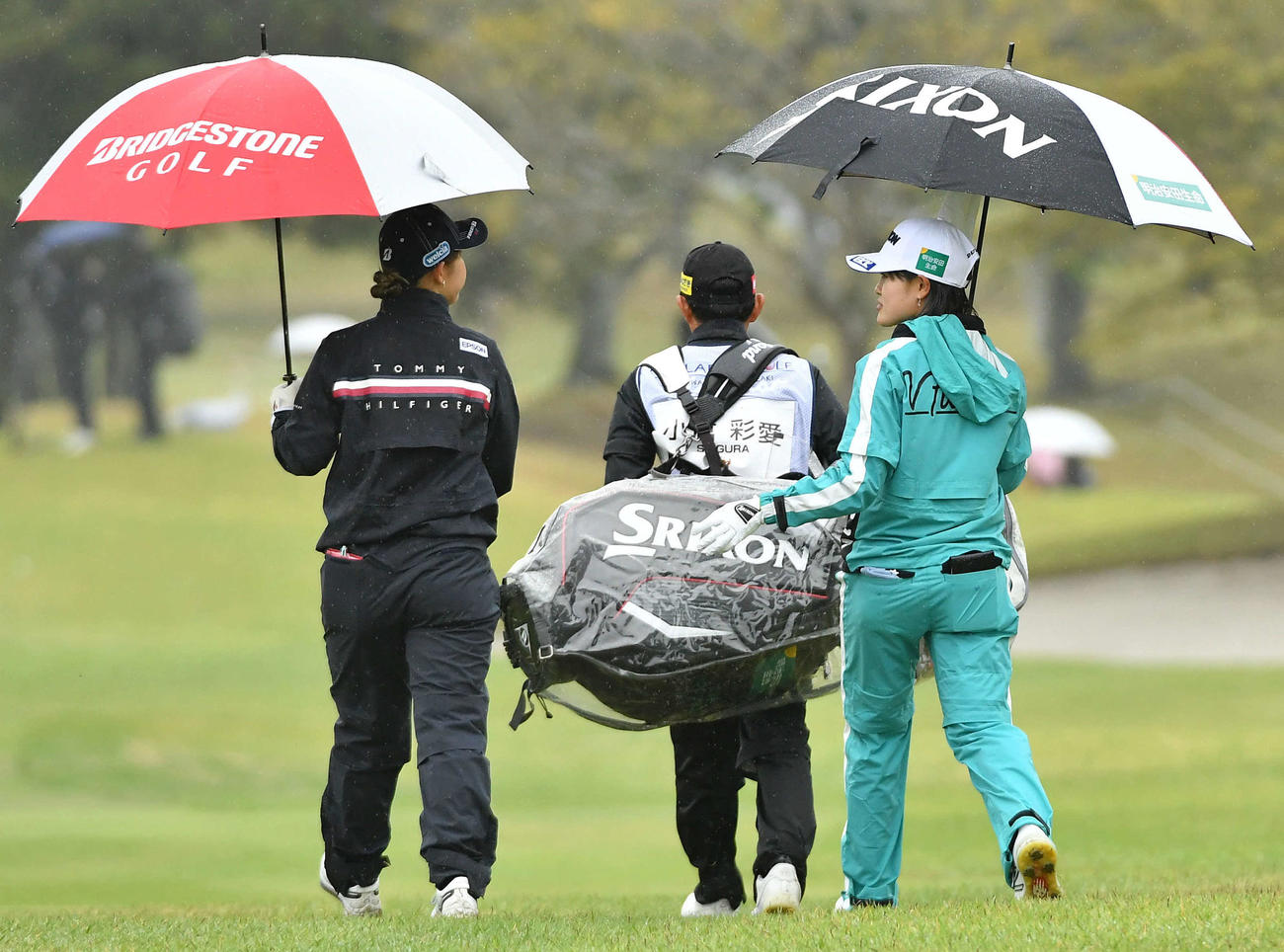 アクサレディス宮崎最終日　1番、第2打へ向かう吉田優利（左）と小倉彩愛（撮影・岩下翔太）