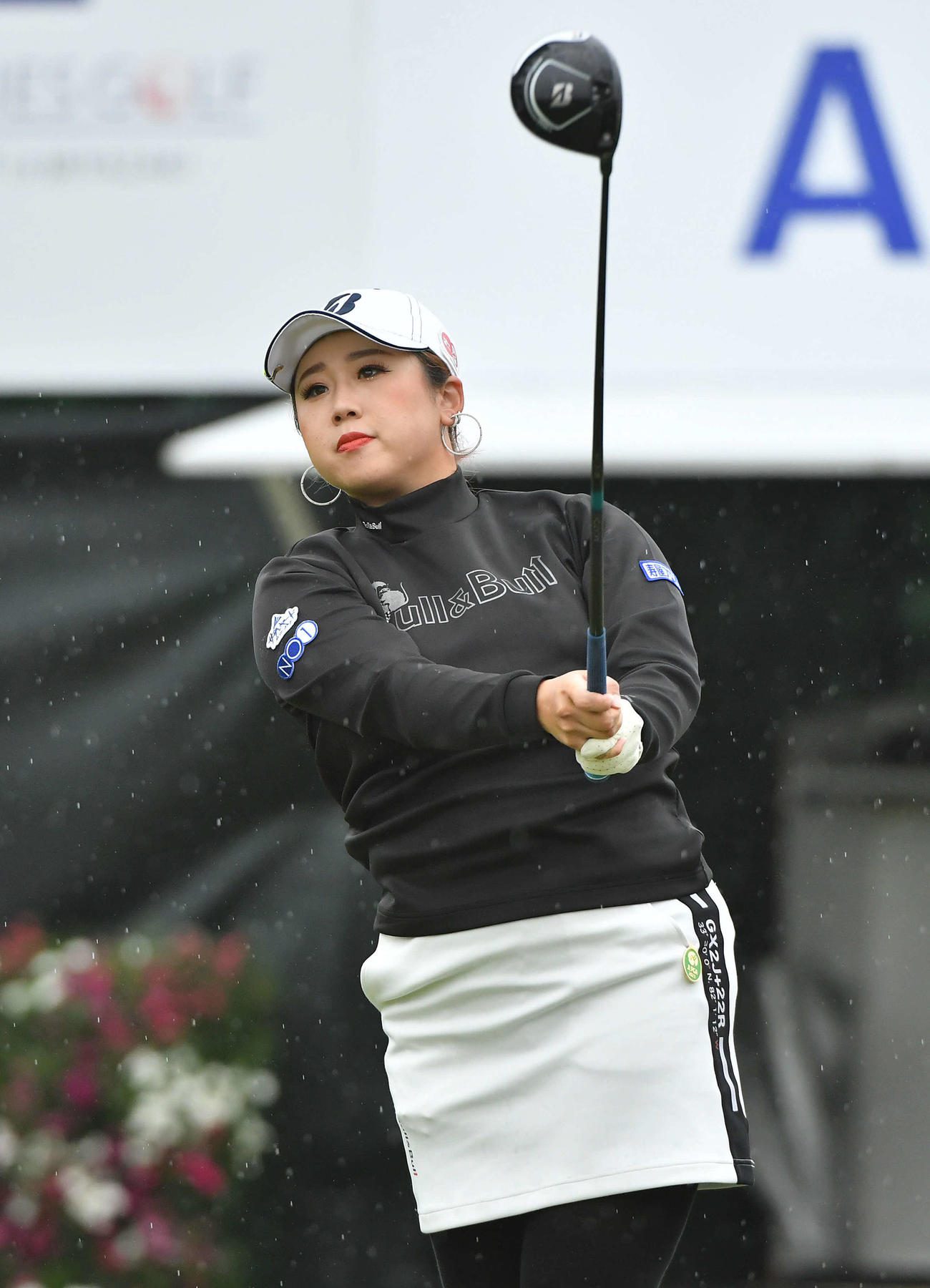 アクサレディス宮崎最終日　1番、ティーショットを放つ照山亜寿美（撮影・岩下翔太）