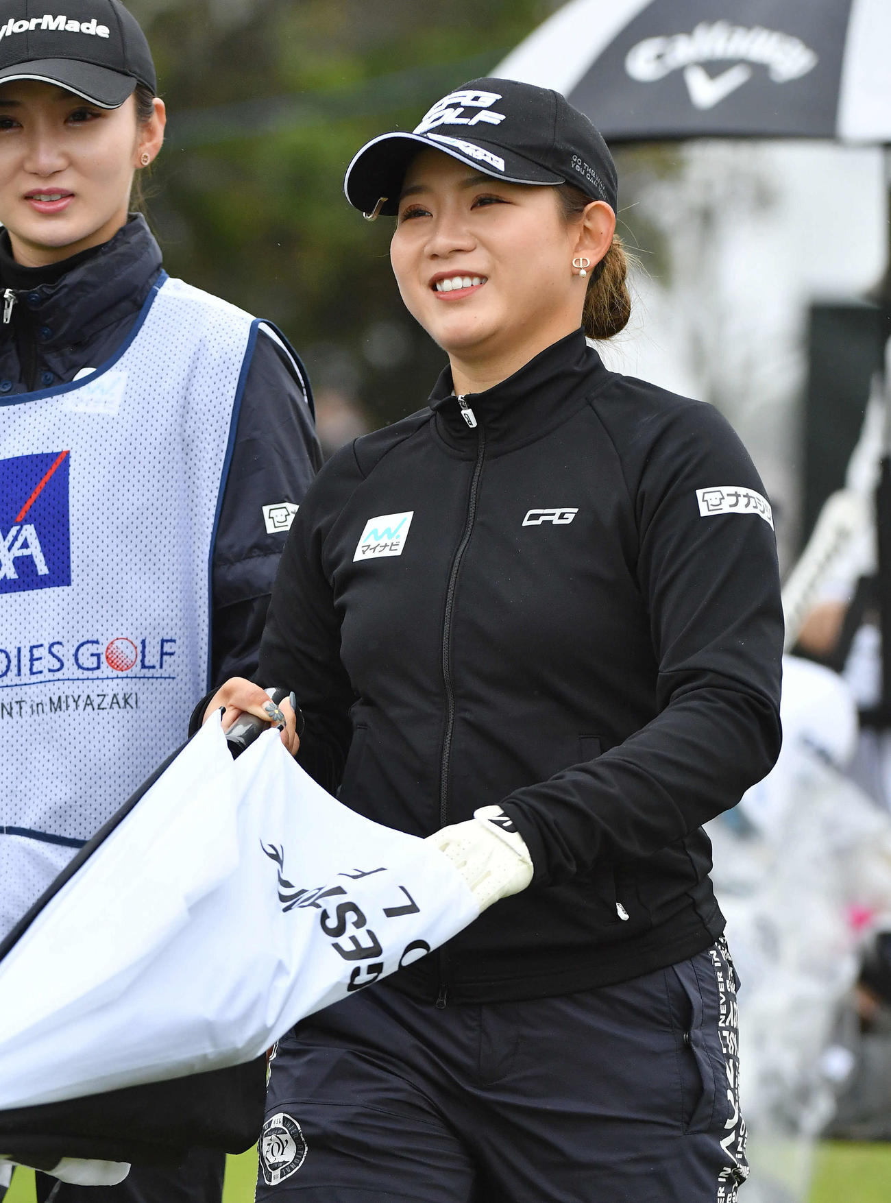 アクサレディス宮崎最終日　1番、笑顔で第2打へ向かう吉本ひかる（撮影・岩下翔太）