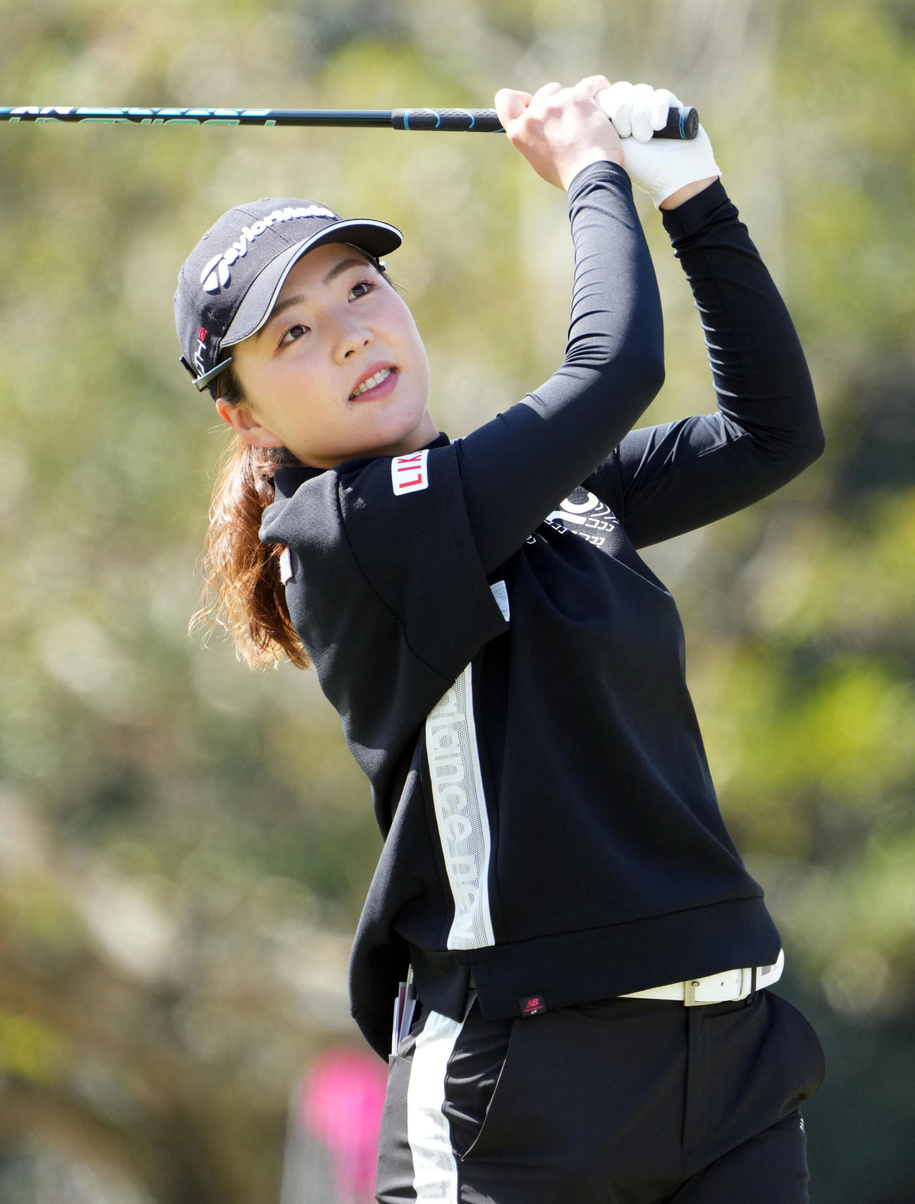 プロアマ戦　10番、ティーショットを放つ山内（撮影・狩俣裕三）