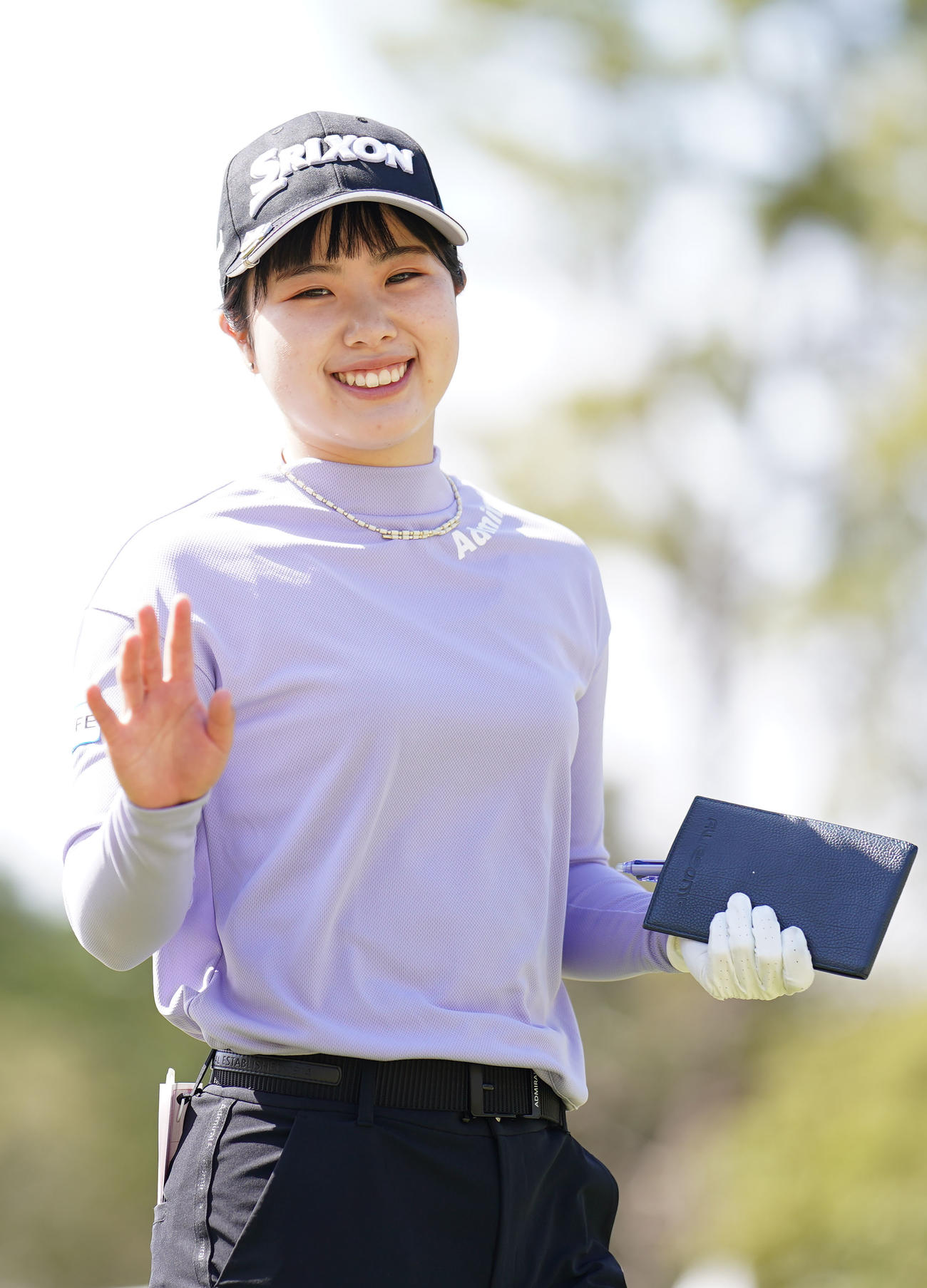 プロアマ戦　10番、ティーショットを放った後、笑顔を見せる尾関（撮影・狩俣裕三）
