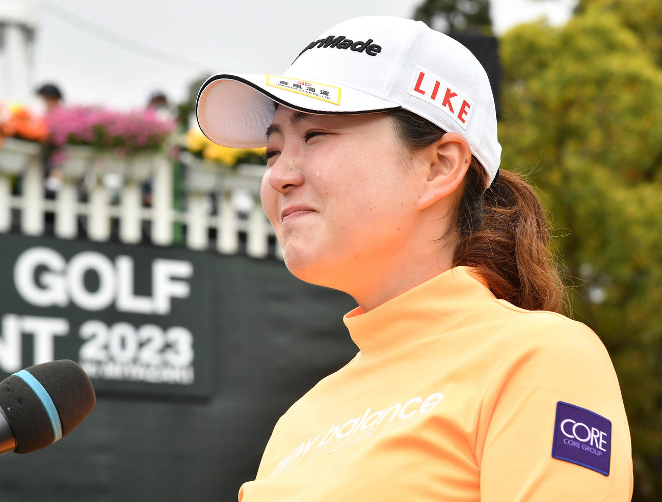 アクサレディス宮崎最終日　ツアー初優勝の山内日菜子は、優勝インタビューで涙を流しながら笑顔を見せる（撮影・岩下翔太）