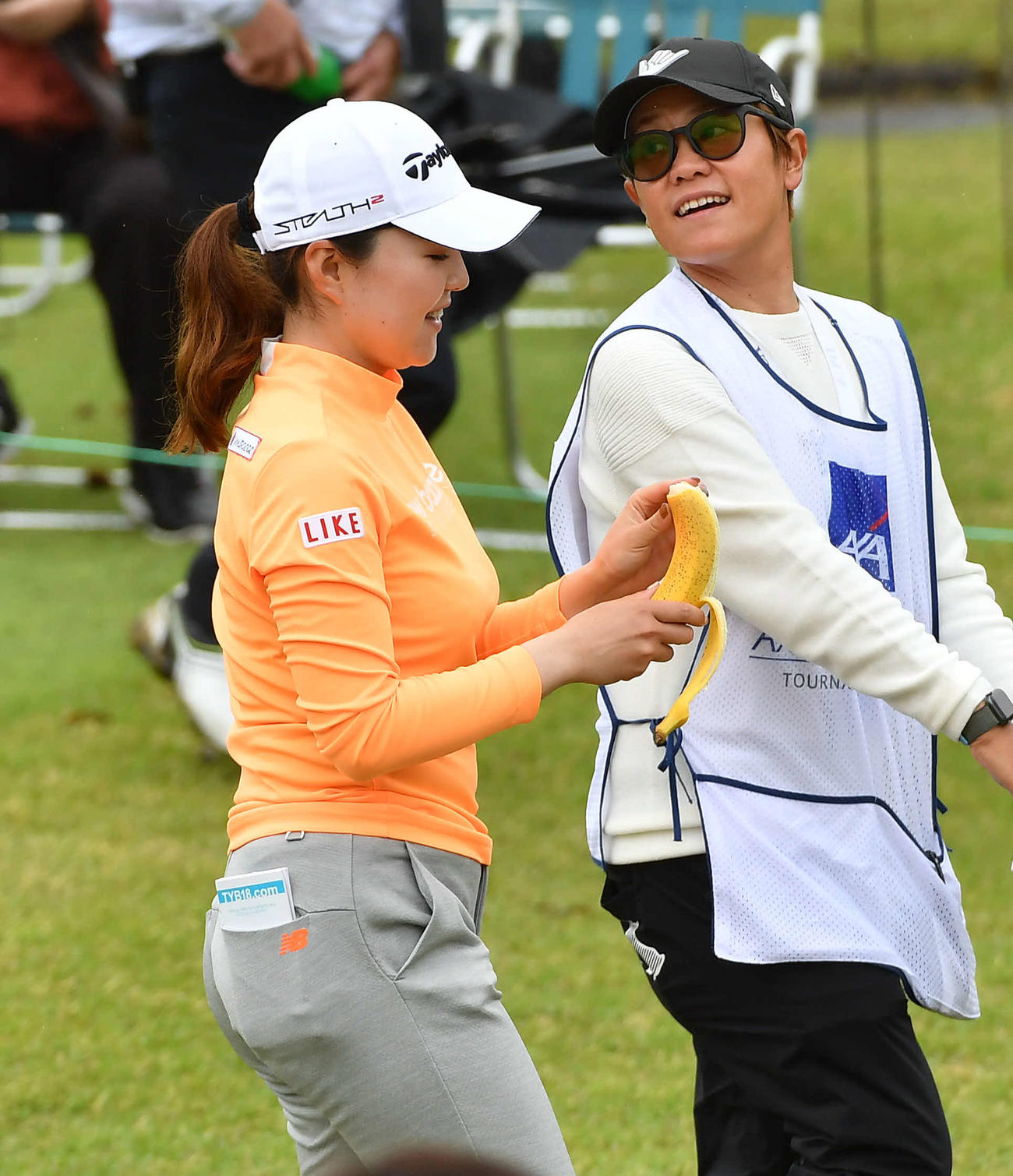 アクサレディス宮崎最終日　10番、バナナで栄養補給をしながら第2打へ向かう山内日菜子（撮影・岩下翔太）