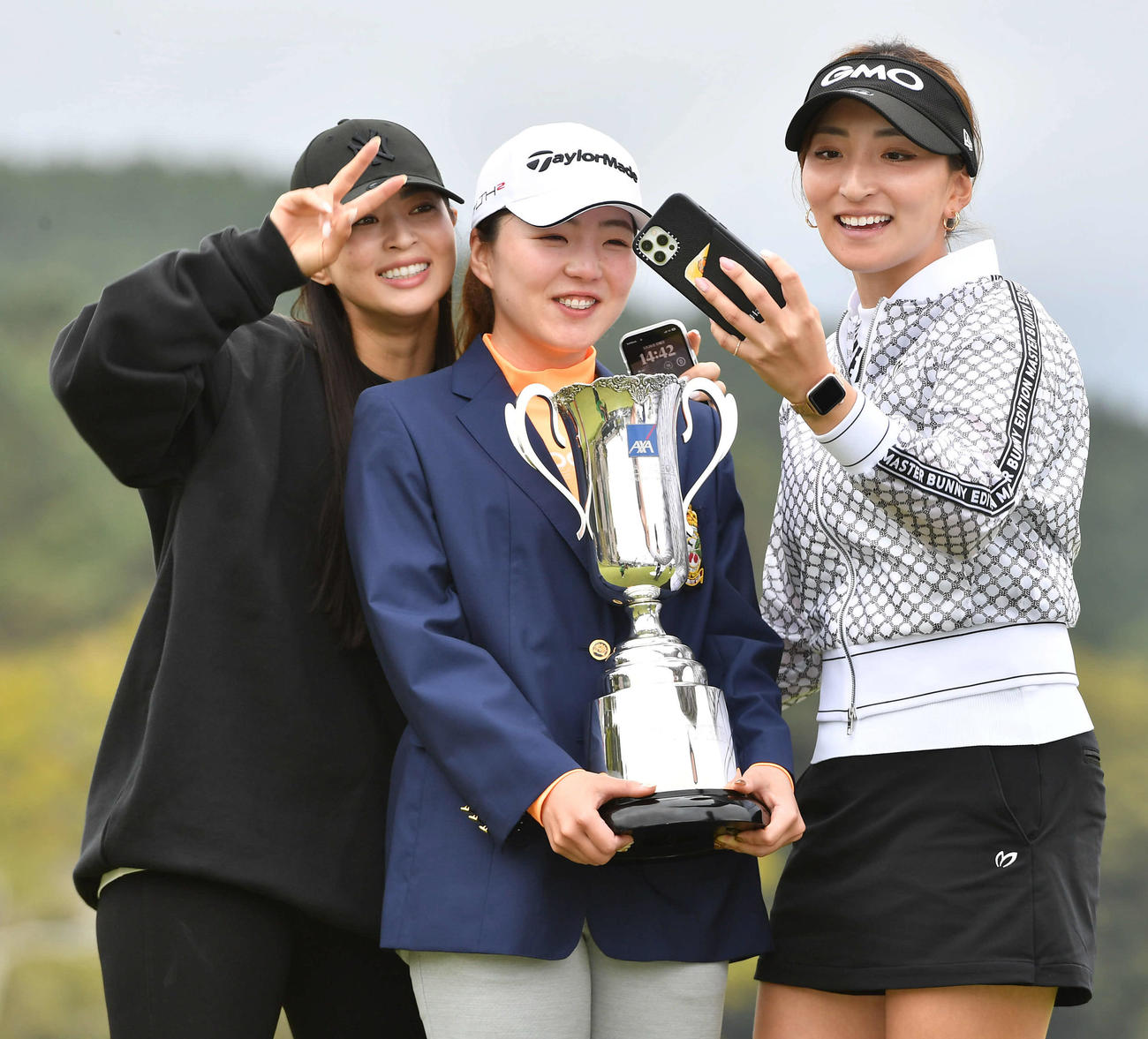 アクサレディス宮崎最終日　ツアー初優勝の山内日菜子は、同じ宮崎出身の柏原明日架（左）、脇元華（右）と記念撮影し笑顔を見せる（撮影・岩下翔太）
