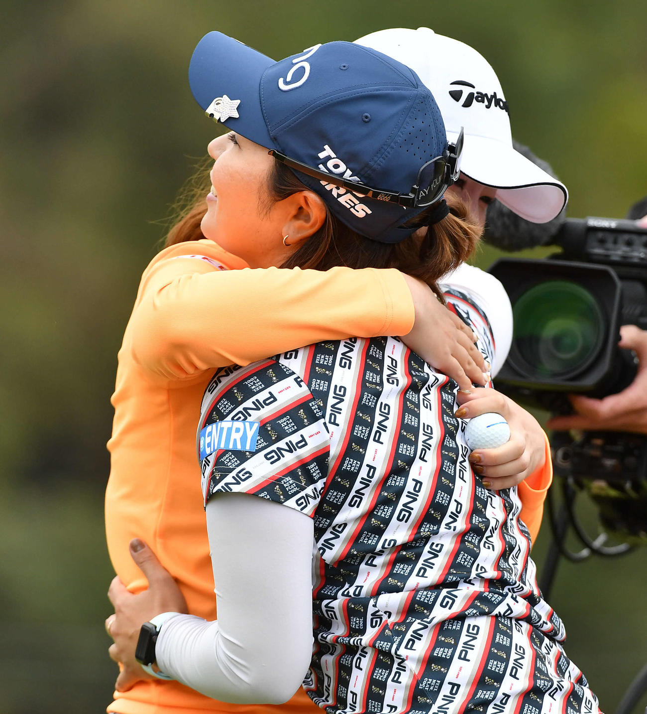アクサレディス宮崎最終日　優勝した山内日菜子（奥）と抱き合う比嘉真美子（撮影・岩下翔太）