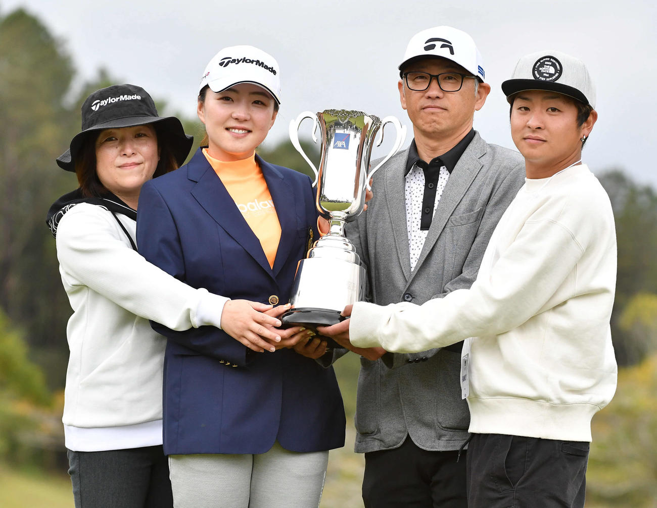 アクサレディス宮崎最終日　ツアー初優勝の山内日菜子は、母・由美さん（左端）、父・克則さん（右から2人目）、弟・南雲（なぐも）さんと優勝カップを持って記念撮影する（撮影・岩下翔太）