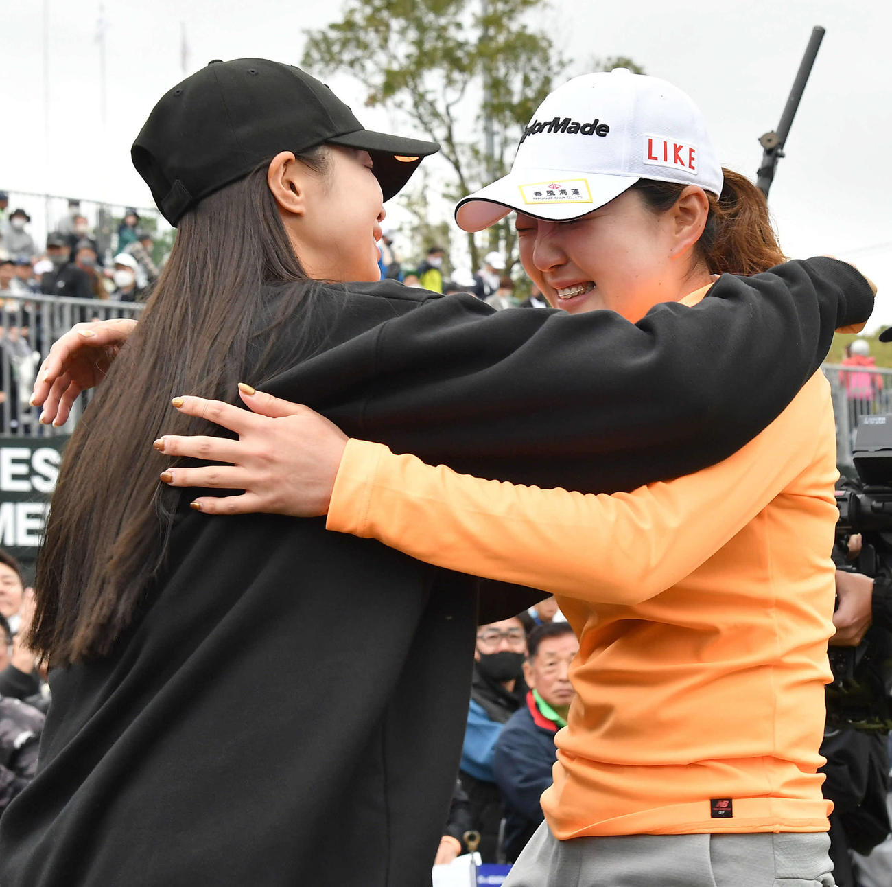 アクサレディス宮崎最終日　ツアー初優勝の山内日菜子（右）は、同じく宮崎出身の柏原明日架に祝福される（撮影・岩下翔太）