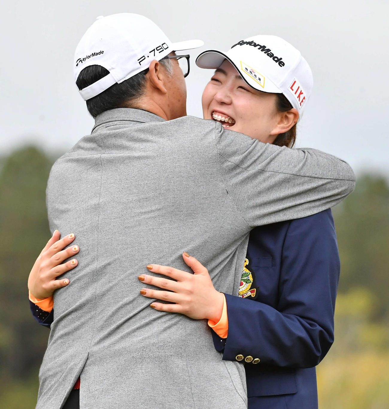 アクサレディス宮崎最終日　ツアー初優勝の山内日菜子は、父・克則さんと抱き合って笑顔を見せる（撮影・岩下翔太）