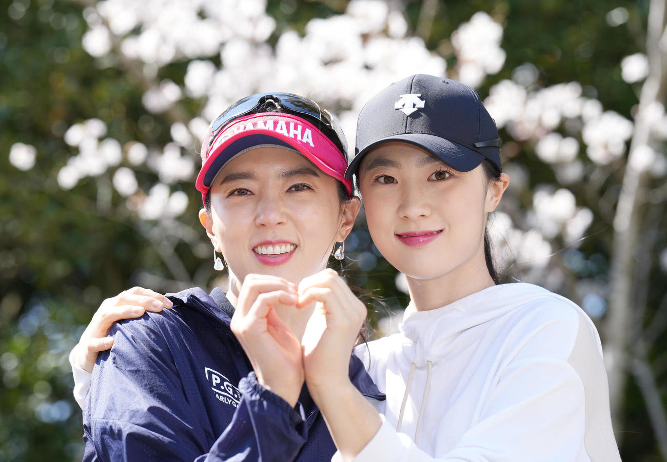 日本ツアー最終戦を前に妹ソンアさん（右）と桜をバックに記念撮影をするユン・チェヨン（撮影・狩俣裕三）