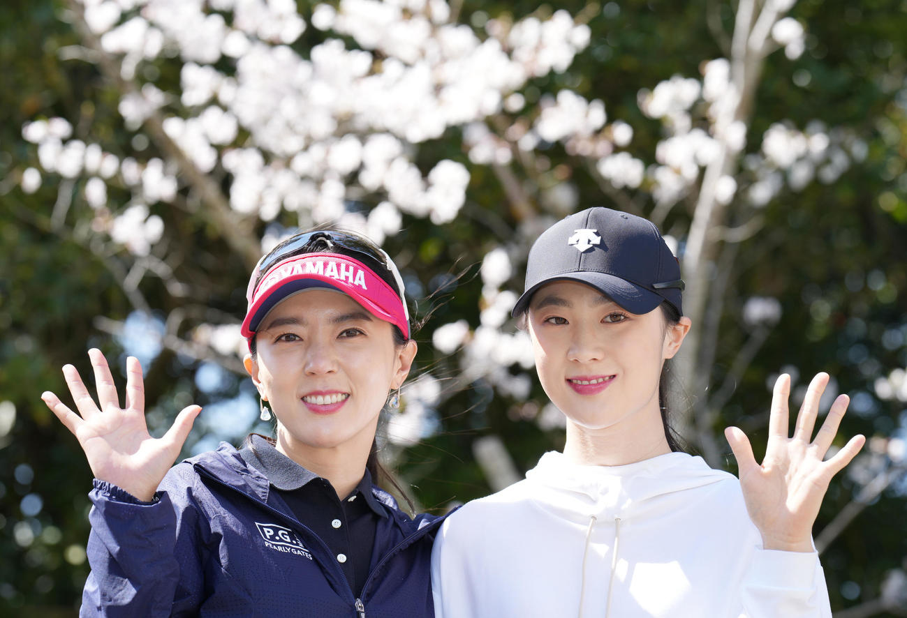 日本ツアー最終戦を前に妹ソンアさん（右）と桜をバックに記念撮影をするユン・チェヨン（撮影・狩俣裕三）
