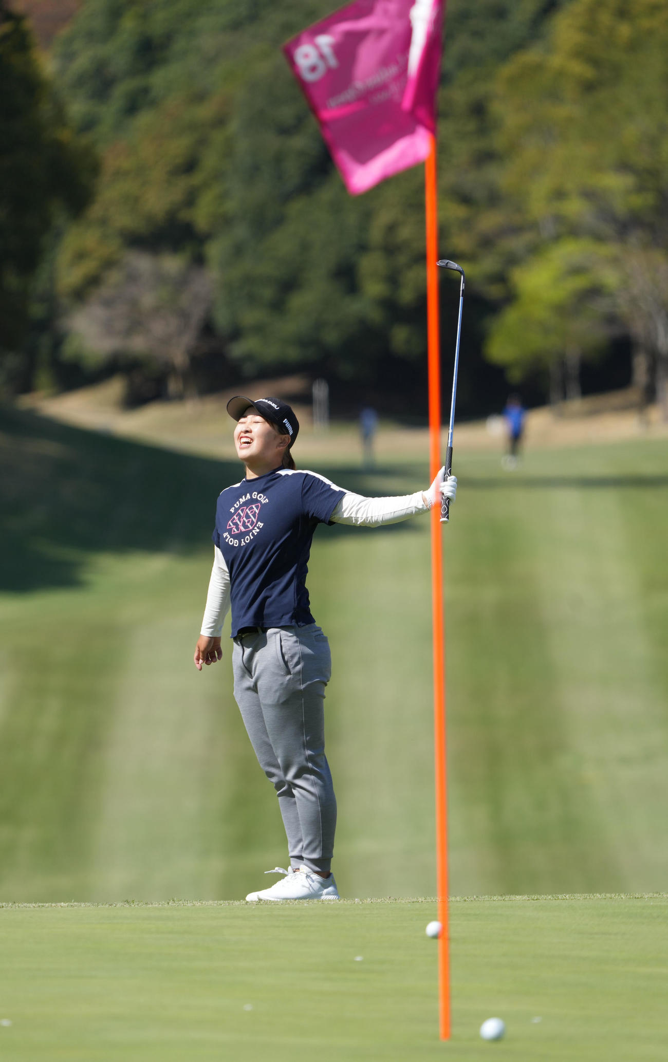 プロアマ戦　最終ホールでカップインせず、思わず悔しがる西郷（撮影・狩俣裕三）