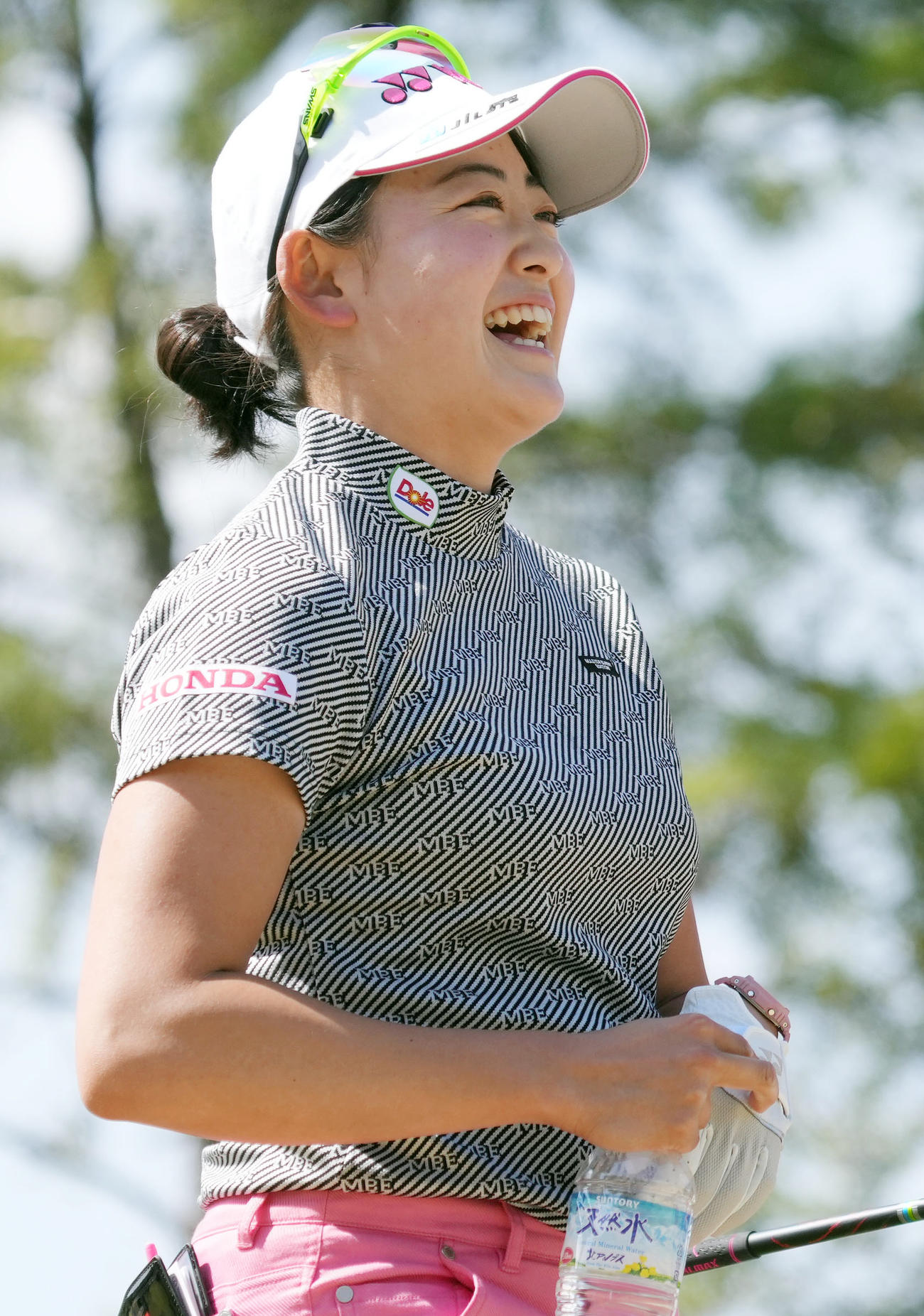 プロアマ戦　18番、ティーショットを放った後、笑顔を見せる岩井千（撮影・狩俣裕三）