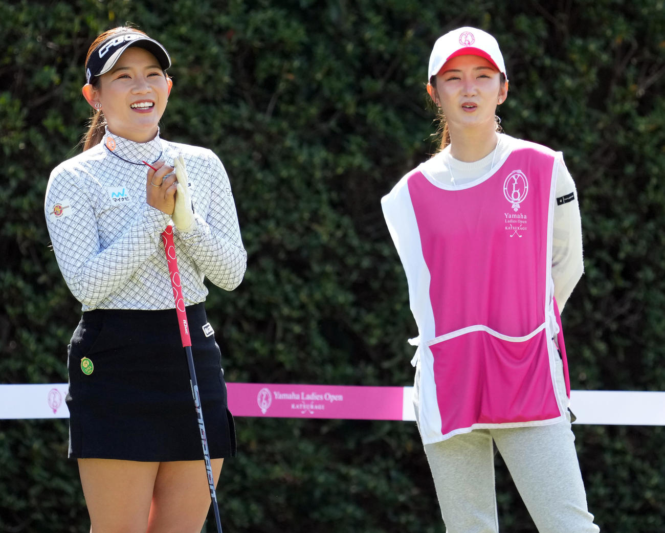 プロアマ戦　1番、笑顔を見せる吉本ひかる（左）と姉でキャディーの百花さん（撮影・狩俣裕三）