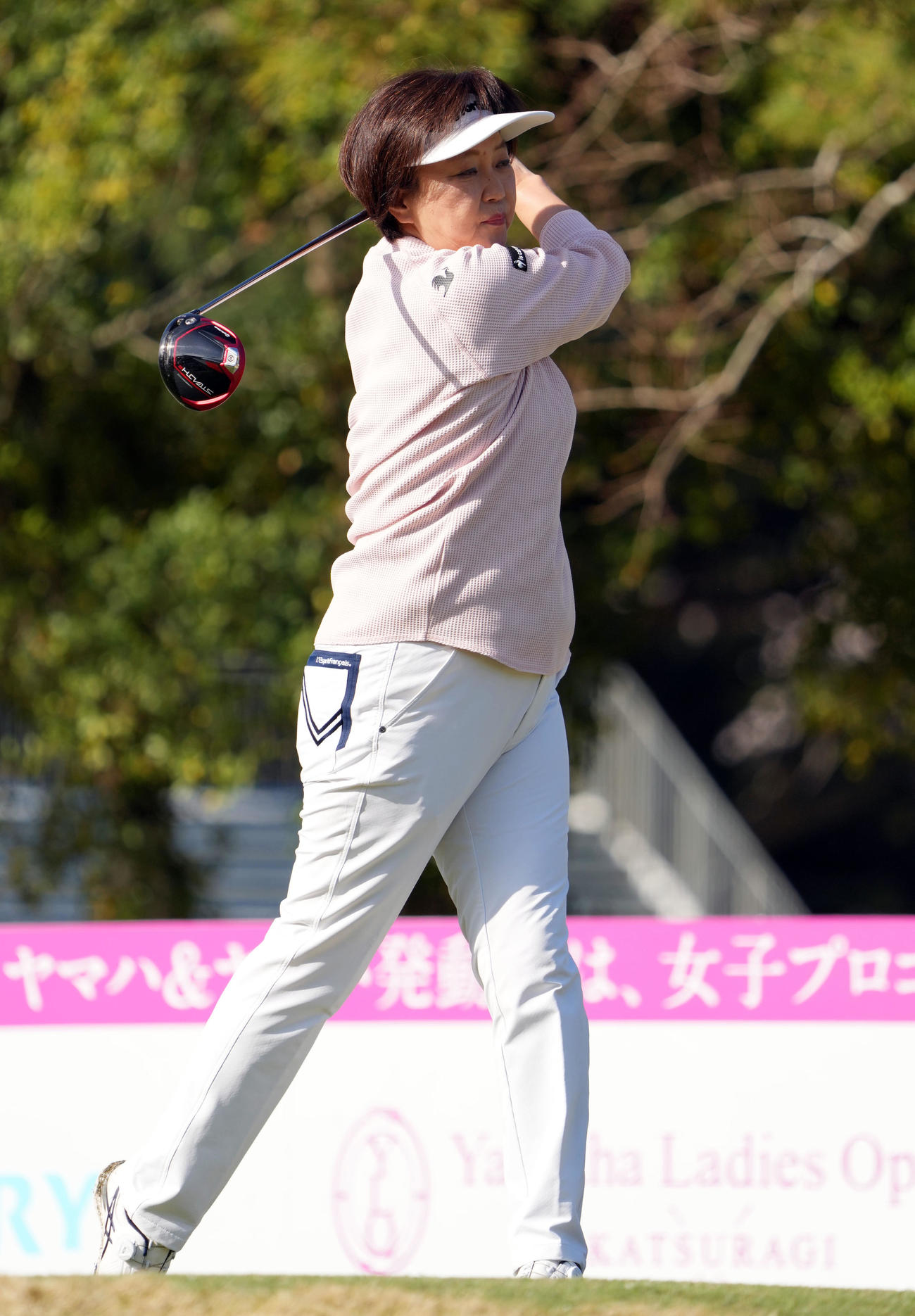 プロアマ戦　10番、ティーショットを放つ小林会長（撮影・狩俣裕三）