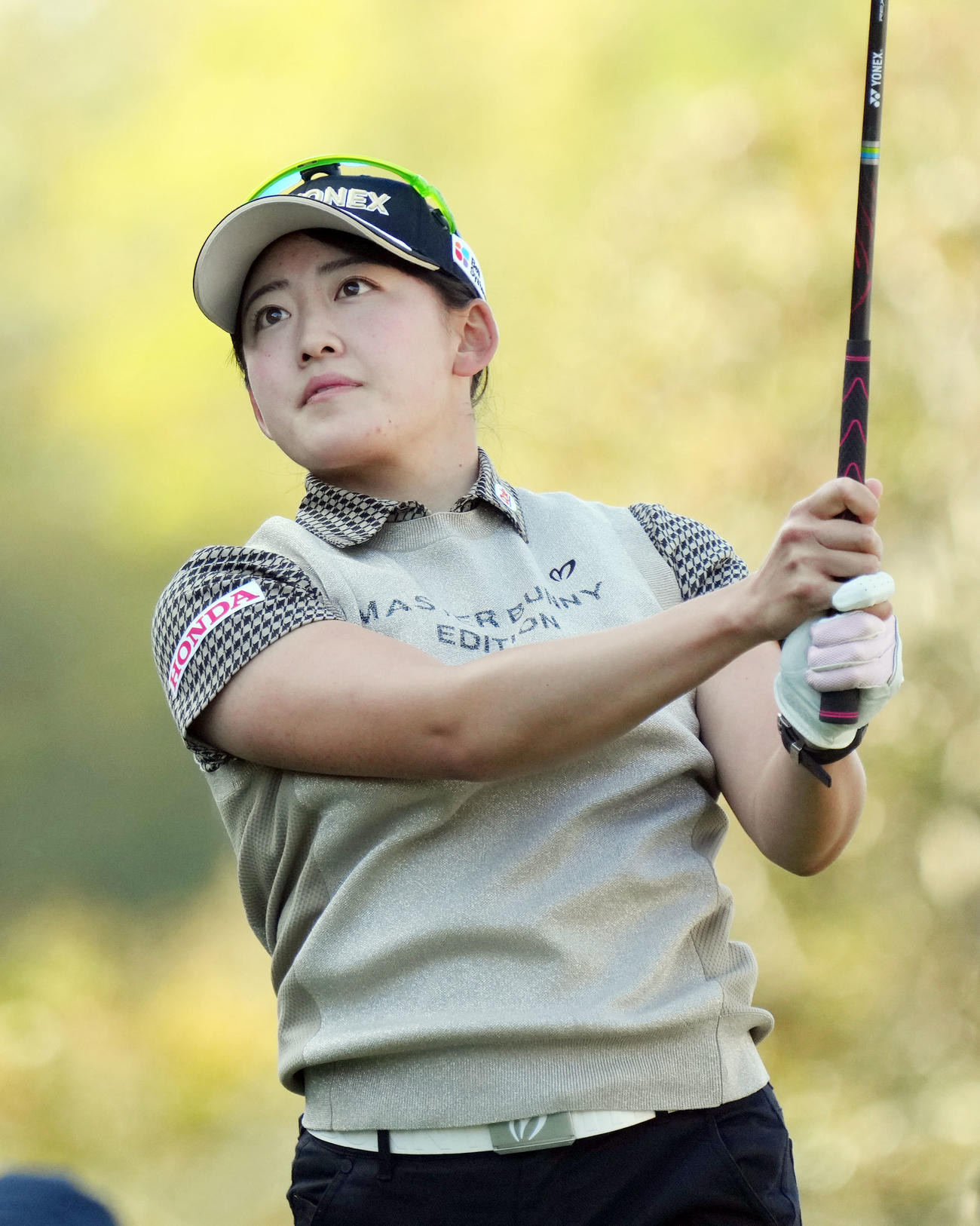 1番、ティーショットを放つ岩井千（撮影・狩俣裕三）