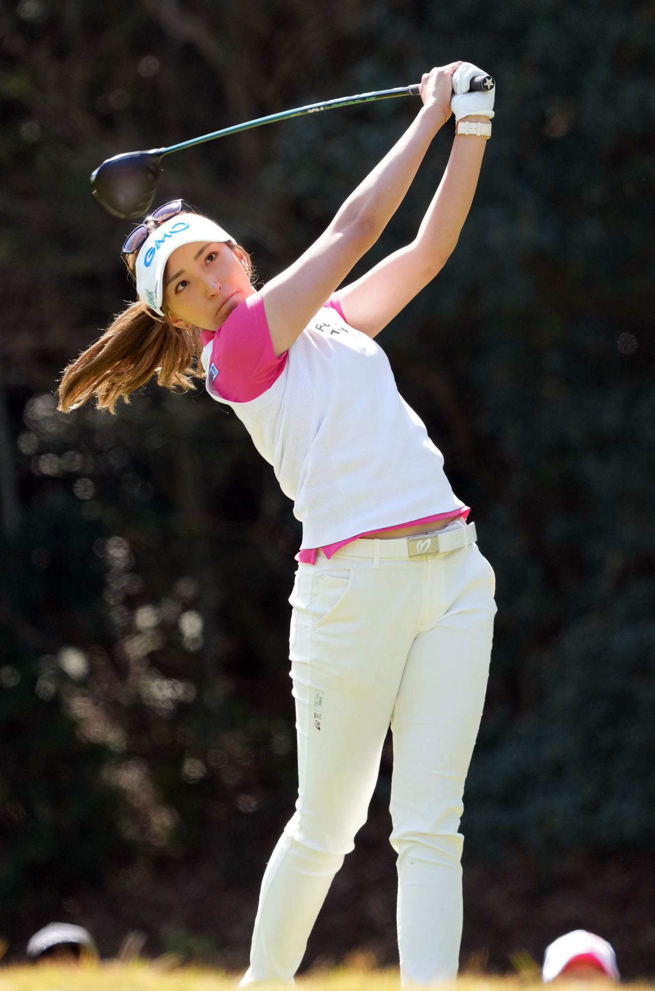 5番、ティーショットを放つ脇元（撮影・狩俣裕三）