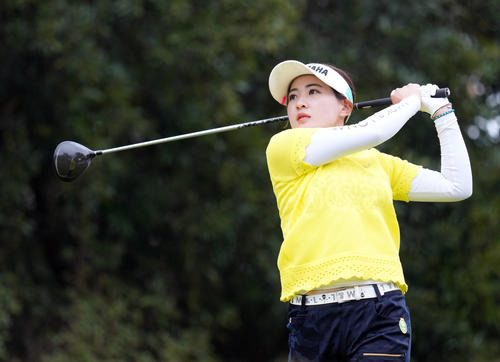 1番、ティーショットを放つ永井（撮影・狩俣裕三）