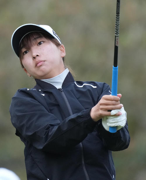 1番、ティーショットを放つ山下（撮影・狩俣裕三）