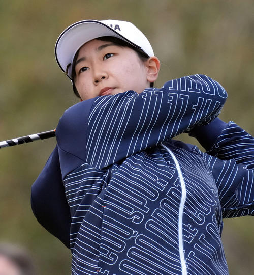 1番、ティーショットを放つ神谷（撮影・狩俣裕三）