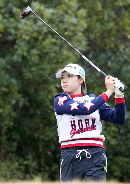 1番、ティーショットを放つ泉田（撮影・狩俣裕三）