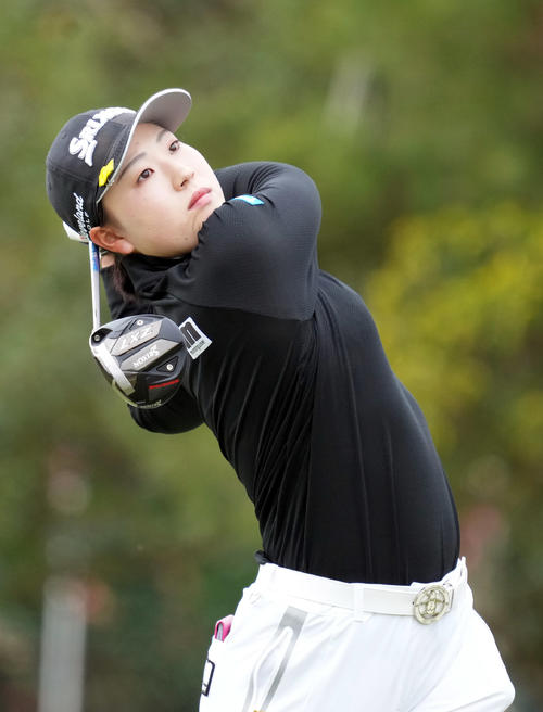 10番、ティーショットを放つ竹田（撮影・狩俣裕三）