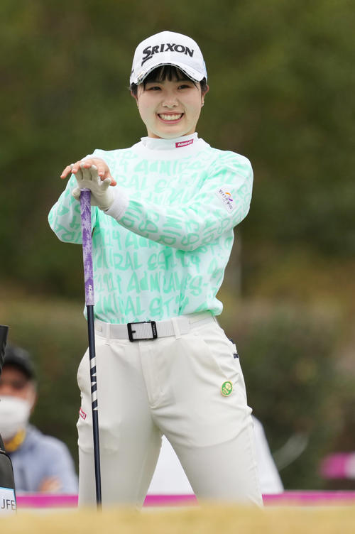 10番、ティーグラウンドで笑顔を見せる尾関（撮影・狩俣裕三）