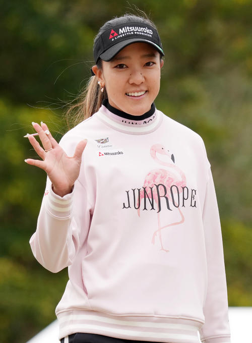 10番、ティーショットを放った後、笑顔を見せるエイミー・コガ（撮影・狩俣裕三）