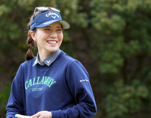 1番、ティーショットを放った後、笑顔を見せる藤田（撮影・狩俣裕三）