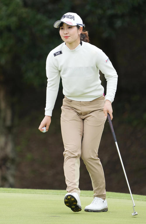 9番、バーディーを決め、笑顔を見せる蛭田（撮影・狩俣裕三）