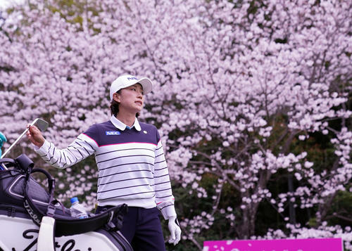 11番、ティーショットを放ち、グリーンへ向かう原江（撮影・狩俣裕三）