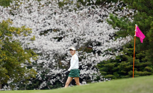 10番、グリーンを読む金田（左）（撮影・狩俣裕三）