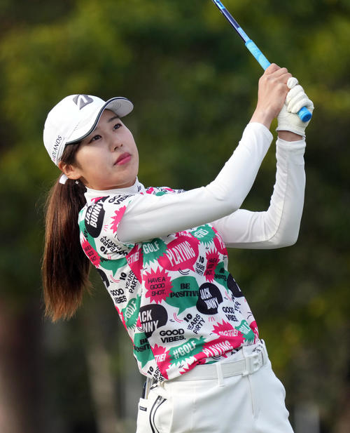 10番、ティーショットを放つ鶴瀬（撮影・狩俣裕三）