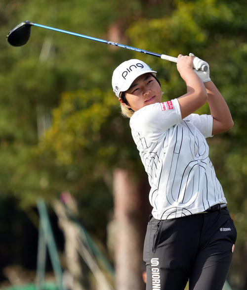 10番、ティーショットを放つ宮澤（撮影・狩俣裕三）