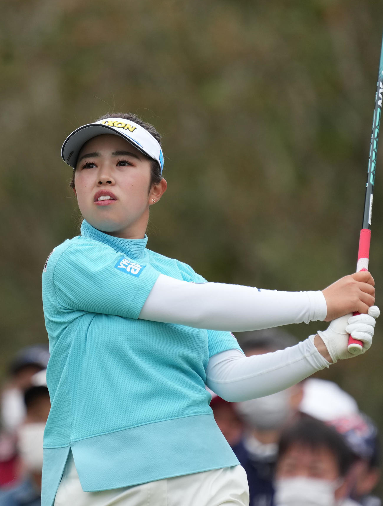 1番、ティーショットを放つ山下（撮影・狩俣裕三）