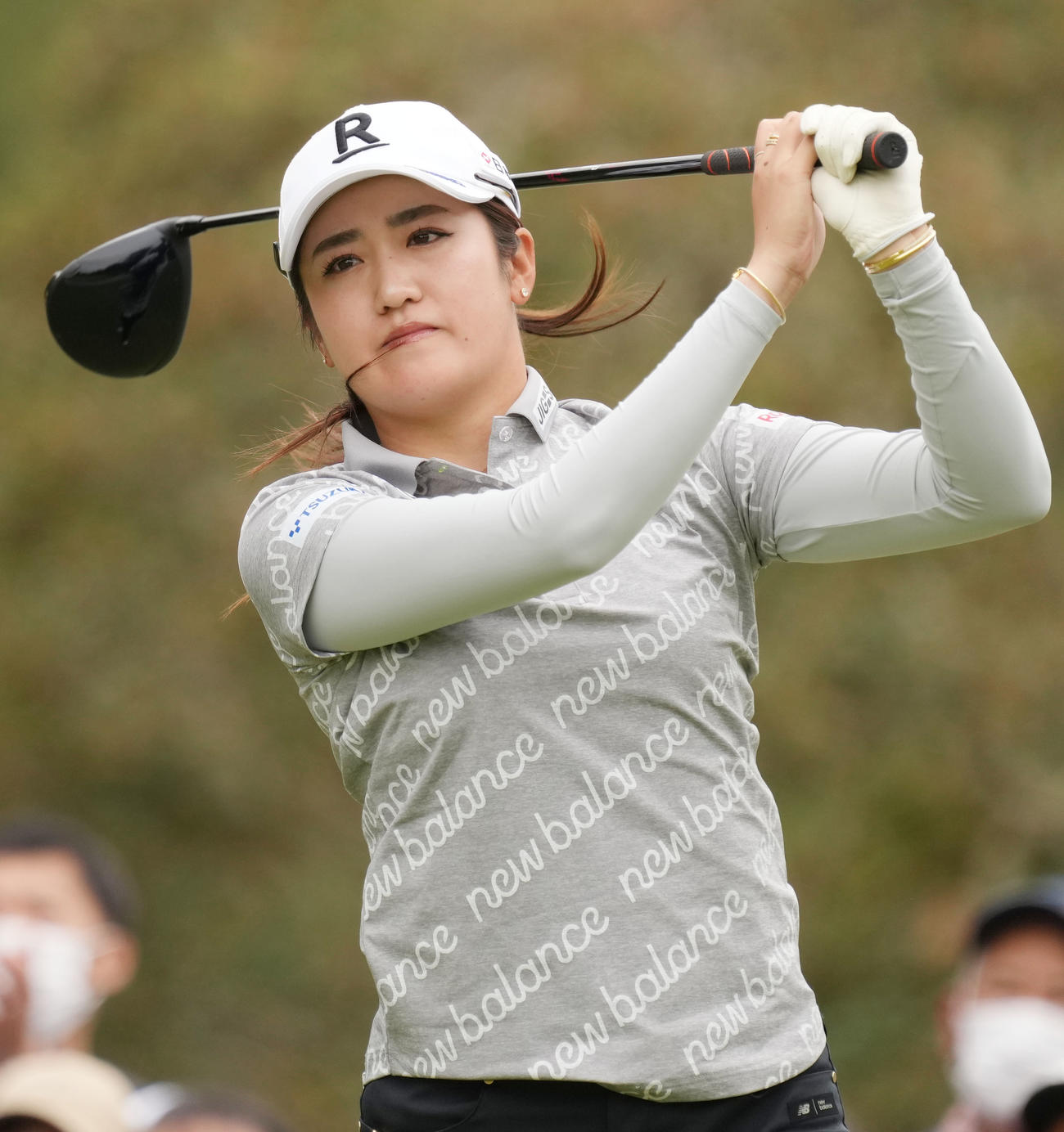 1番、ティーショットを放つ稲見（撮影・狩俣裕三）