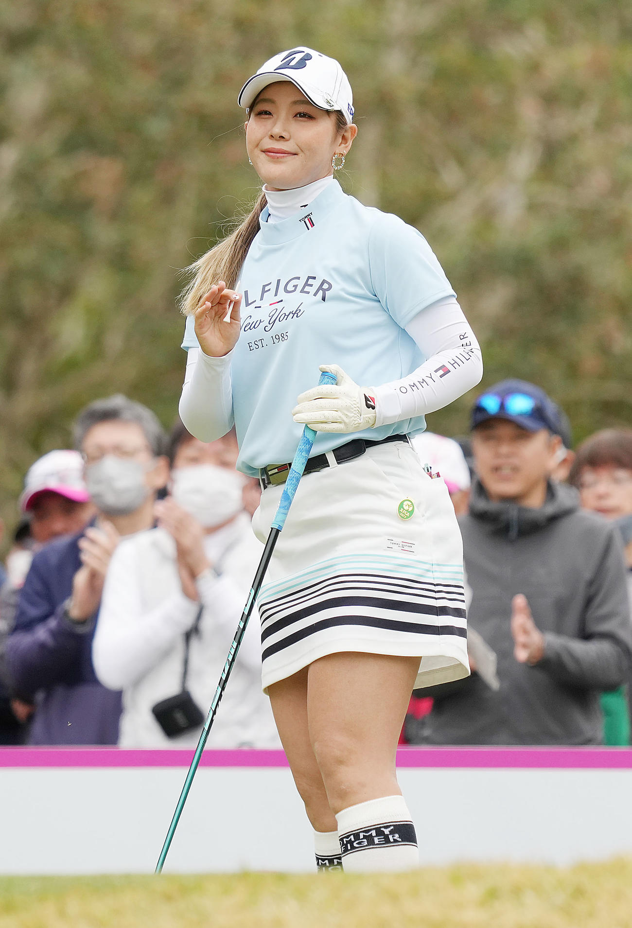 1番、ティーショットを放ち、笑顔を見せる吉田（撮影・狩俣裕三）