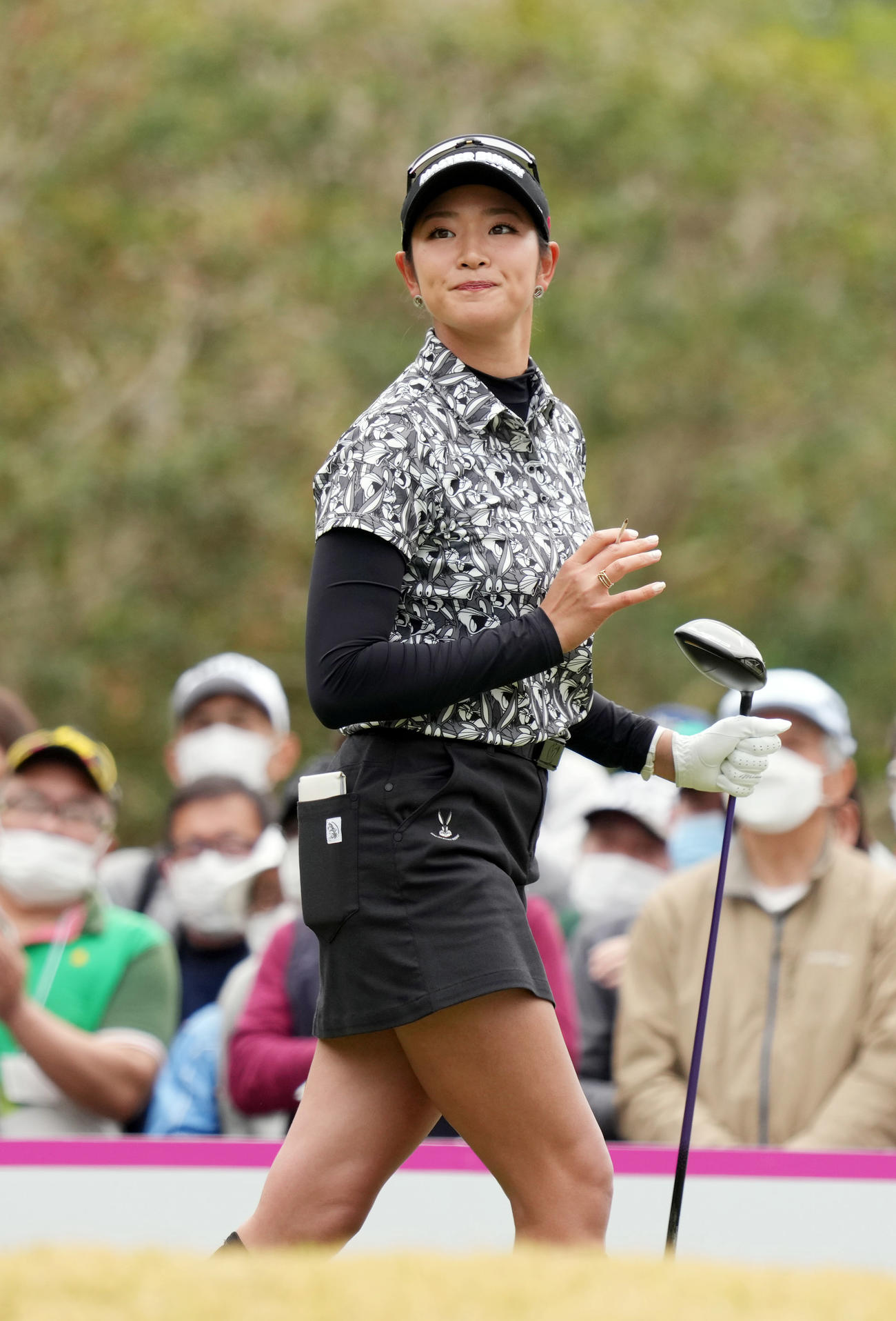 1番、ティーショットを放ち、笑顔を見せる原英（撮影・狩俣裕三）