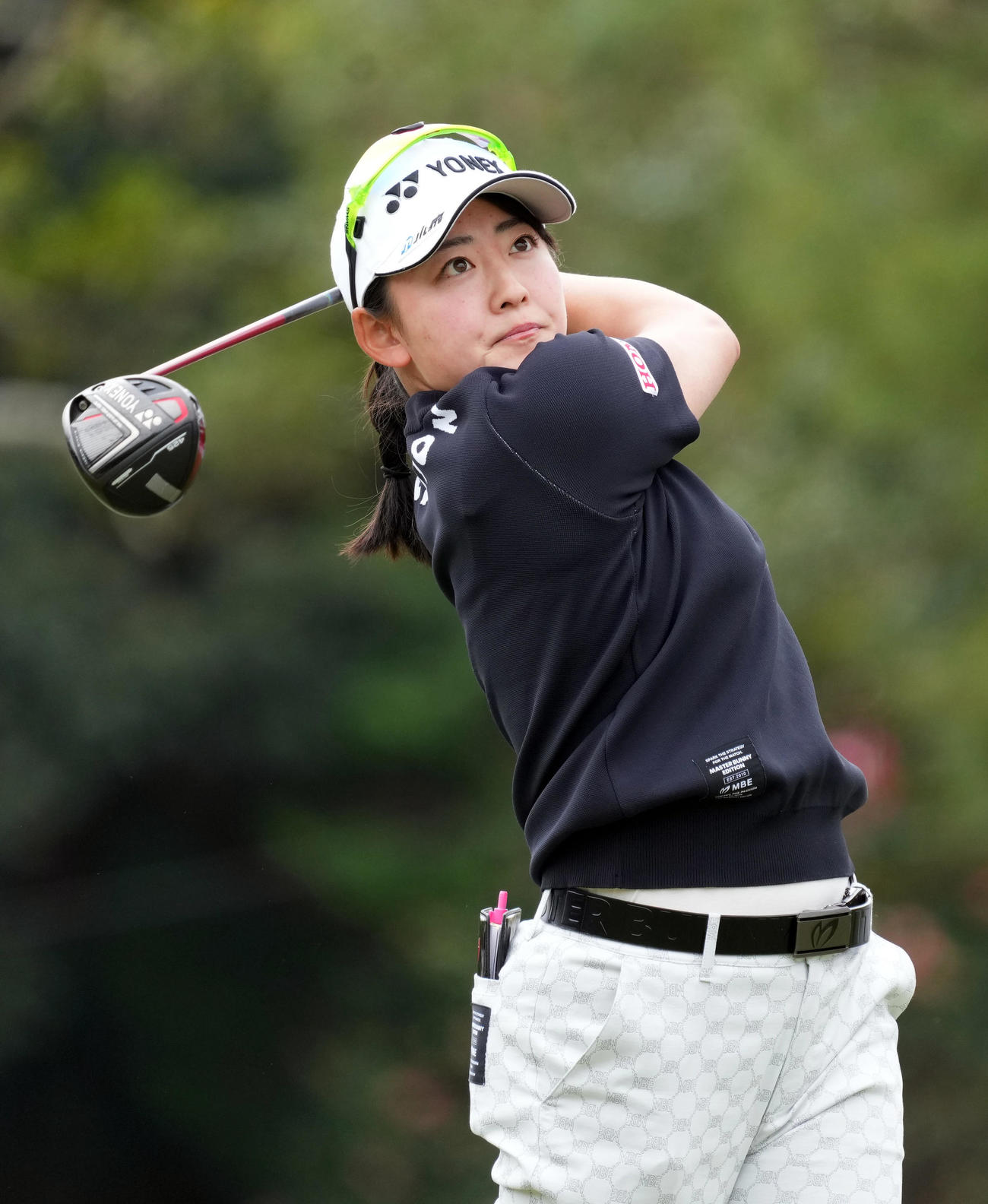 10番、ティーショットを放つ岩井千（撮影・狩俣裕三）